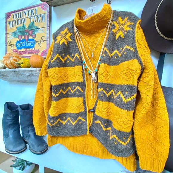 Stunning handcrafted wool sleeveless sweater/vest-cottage western/cowitchan vibe - Picture 4 of 10